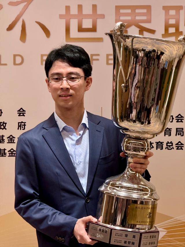 일본 프로 바둑 기사 랭킹 1위인 이치리키 료 9단이 지난해 9월 중국 상하이에서 열렸던 ‘제10회 응씨배 세계프로바둑선수권대회’ 결승전(5번기, 5판3선승제) 3국에서 중국의 동갑내기 초일류 기사인 셰커 9단을 물리치고 3전 전승으로 우승컵을 차지했다. 이치리키 9단은 ‘응씨배’ 우승으로 일본에 19년 만에 세계 기전 타이틀도 선물했다. 한국기원 제공