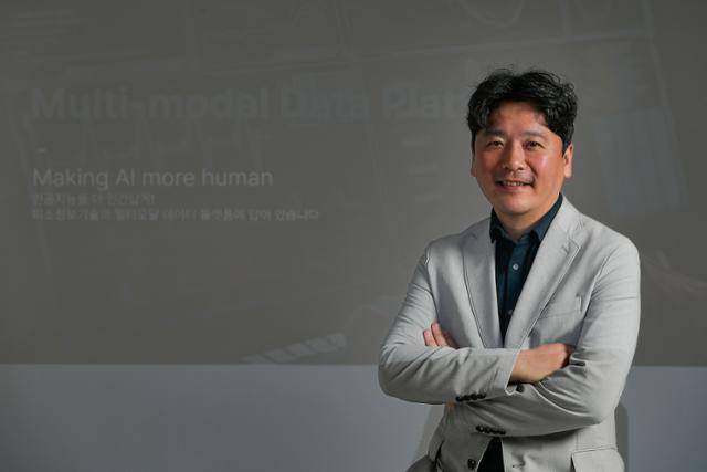 안동욱 미소정보기술 대표가 서울 세종로 한국일보사에서 AI 학습용 데이터 활용 도구인 '스마트 빅'에 대해 설명하고 있다. 스마트 빅은 문서뿐 아니라 영상, 소리, 그림 등 다양한 데이터를 다뤄 국내 대기업과 공공기관 등에서 이용한다. 남동균 인턴기자안동욱 미소정보기술 대표가 서울 세종로 한국일보사에서 AI 학습용 데이터 활용 도구인 '스마트 빅'에 대해 설명하고 있다. 스마트 빅은 문서뿐 아니라 영상, 소리, 그림 등 다양한 데이터를 다뤄 국내 대기업과 공공기관 등에서 이용한다. 남동균 인턴기자