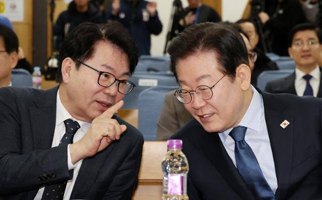 이재명(오른쪽) 더불어민주당 대표가 지난 2월 7일 오전 서울 여의도 국회에서 열린 정책 소통 플랫폼 '모두의 질문Q' 출범식에서 이한주 민주연구원장과 대화하고 있다. 뉴시스