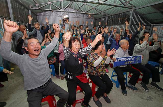 제21대 대통령 선거일인 3일 이재명 더불어민주당 대통령 후보의 고향인 경북 안동시 예안면 도촌리 경로당에 모여 있던 주민들이 투표 종료 후 출구조사 결과를 지켜보다 이재명 후보가 앞선다는 소식에 환호성을 터뜨리고 있다. 뉴스1