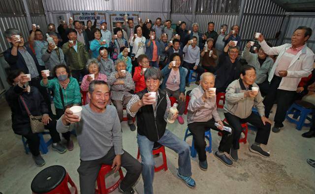 제21대 대통령 선거일인 3일 이재명 더불어민주당 대통령 후보의 고향인 경북 안동시 예안면 도촌리 경로당에 모여 있던 주민들이 투표 종료 후 출구조사 결과를 지켜보다 이재명 후보가 앞선다는 소식에 막걸리 축배를 들고 있다. 뉴스1