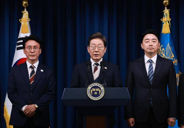 이재명 대통령이 4일 서울 용산 대통령실 청사에서 국무총리 후보자로 김민석 의원(왼쪽), 대통령비서실장으로 강훈식 의원 등 첫 인선을 발표하고 있다. 연합뉴스