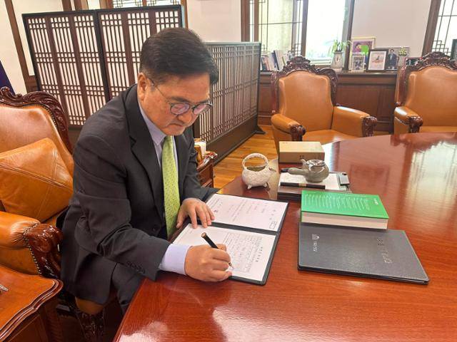 이재명 대통령 당선이 확정된 4일 우원식 국회의장이 이 대통령의 국회의원직 사직서를 결재하고 있다. 우 의장 페이스북 계정 캡처