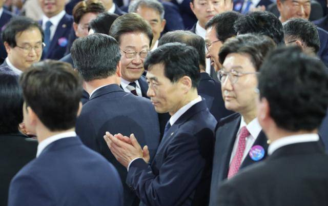 이재명 대통령과 김혜경 여사가 4일 서울 여의도 국회의사당 본청 로텐더홀에서 열린 제21대 대통령 취임선서 행사에 입장하고 있는 가운데, 권성동(오른쪽 두 번째) 국민의힘 원내대표가 이 대통령을 외면하며 정면을 응시하고 있다. 뉴스1