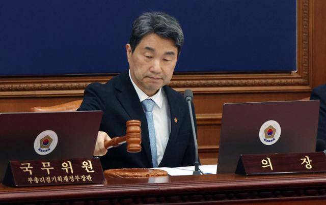 이주호 국무총리 직무대행 부총리 겸 교육부 장관이 지난달 28일 정부서울청사에서 열린 국무회의에서 의사봉을 두드리고 있다. 왕태석 선임기자