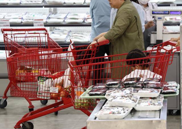 물가 상승으로 가계의 부담이 더욱 커지고 있는 3일 서울의 한 대형마트를 찾은 시민들이 장을 보고 있다. 연합뉴스