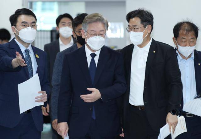 더불어민주당 대선 경선후보인 이재명 경기도지사가 2021년 7월 22일 기본소득 정책 발표를 위해 서울 여의도 국회 소통관에 들어서고 있다. 김남국(맨 왼쪽)도 보인다. 국회사진기자단