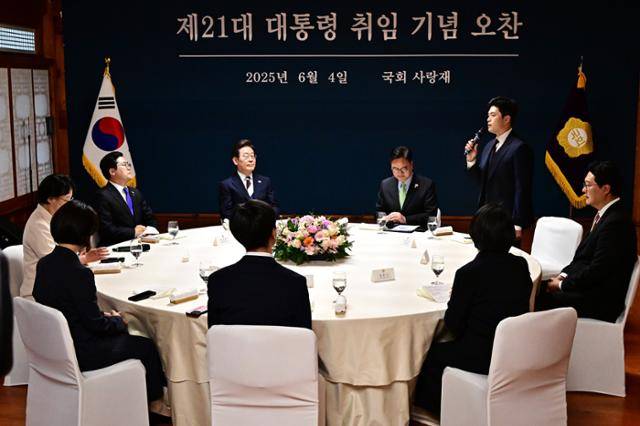 김용태(오른쪽 두 번째) 국민의힘 비상대책위원장이 4일 서울 여의도 국회 사랑재에서 열린 제21대 대통령 취임 기념 오찬에 참석해 발언하고 있다. 이날 취임한 이재명(왼쪽 세 번째) 대통령이 김 위원장의 얘기를 듣고 있다. 뉴시스