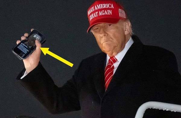 도널드 트럼프 미국 대통령이 아이폰 잠금화면을 자기 얼굴로 설정한 모습이 언론에 포착됐다./사진=X