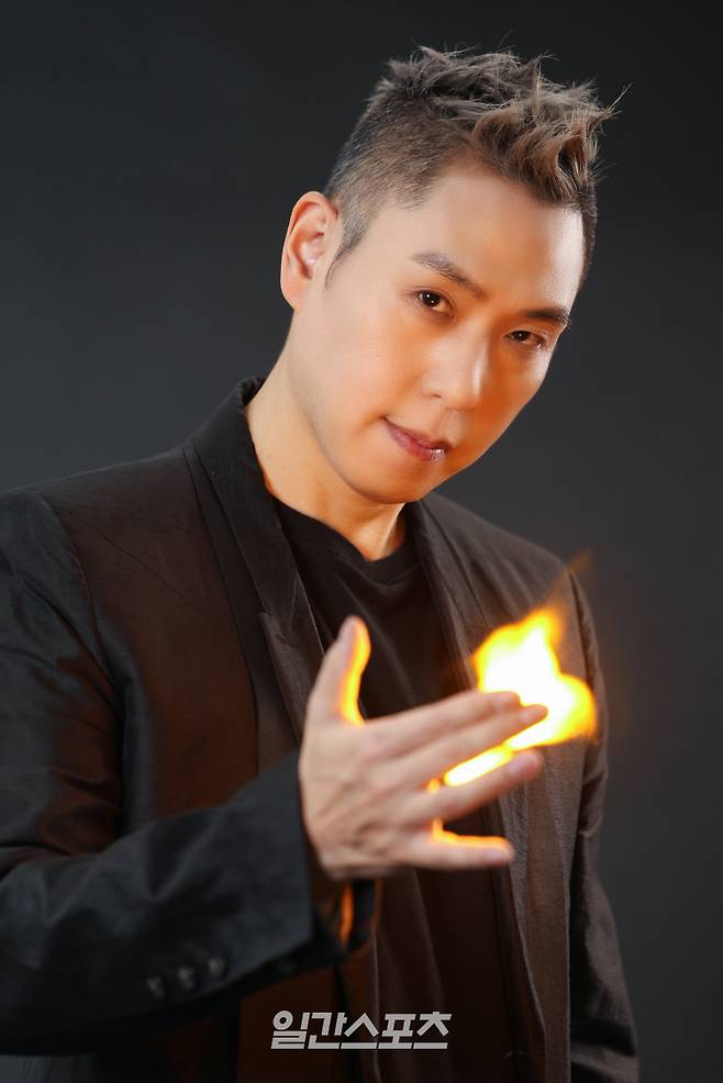 일루셔니스트 이은결이 지난달 27일 오후 서울 중구 순화동 KG타워에서 진행된 일간스포츠와의 인터뷰에 앞서 포즈를 취하고 있다. 서병수 기자 qudtn@edaily.co.kr /2025.05.27/