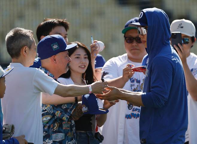 <yonhap photo-2391=""> 김혜성이 4일 메츠전에 9번 타자·2루수로 선발 출전한다. 김혜성이 팬들에게 사인을 해주는 모습. Harry How/Getty Images/AFP (Photo by Harry How / GETTY IMAGES NORTH AMERICA / Getty Images via AFP)/2025-06-03 09:38:03/ <저작권자 ⓒ 1980-2025 ㈜연합뉴스. 무단 전재 재배포 금지, AI 학습 및 활용 금지></yonhap>