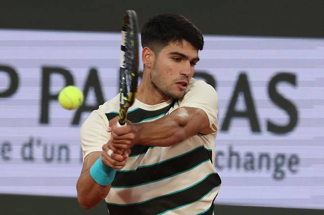 <yonhap photo-1660=""> epa12153738 Carlos Alcaraz of Spain in action during the Men's quarterfinals match against Tommy Paul of the USA at the French Open Grand Slam tennis tournament at Roland Garros in Paris, France, 03 June 2025. EPA/MOHAMMED BADRA/2025-06-04 05:55:50/ <저작권자 ⓒ 1980-2025 ㈜연합뉴스. 무단 전재 재배포 금지, AI 학습 및 활용 금지></yonhap>