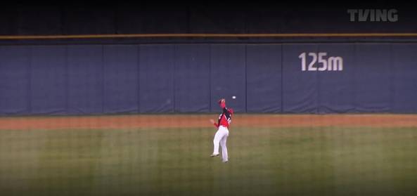 지난 4월 4일 잠실 LG전 1회 문보경의 타구를 처리하지 못하는 KIA 중견수 최원준의 모습. 기록되지 않은 실책성 플레이에 가까웠다. 티빙 캡처