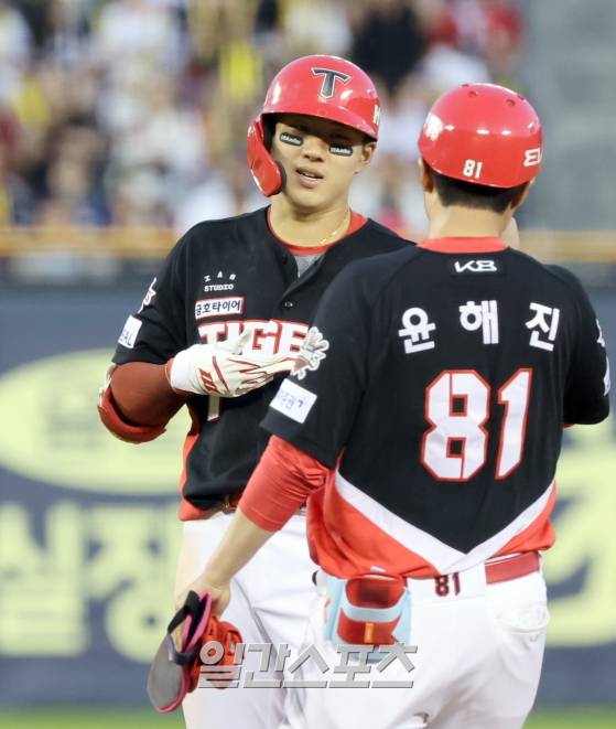 3일 오후 잠실야구장에서 열린 2025 프로야구 KIA와 두산 경기. KIA 최원준이 8회 1타점 2루타를 기록한 뒤 기뻐하고 있다. 잠실=정시종 기자 /2025.06.03.