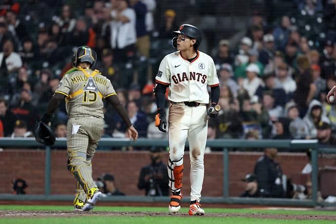 <yonhap photo-3068="">이정후가 두 경기 연속 중요한 순간에 범타로 물러났다. 시즌 타율은 2할 7푼대가 깨지고 말았다. Ezra Shaw/Getty Images/AFP (Photo by EZRA SHAW / GETTY IMAGES NORTH AMERICA / Getty Images via AFP)/2025-06-03 13:40:56/ <저작권자 ⓒ 1980-2025 ㈜연합뉴스. 무단 전재 재배포 금지, AI 학습 및 활용 금지></yonhap>