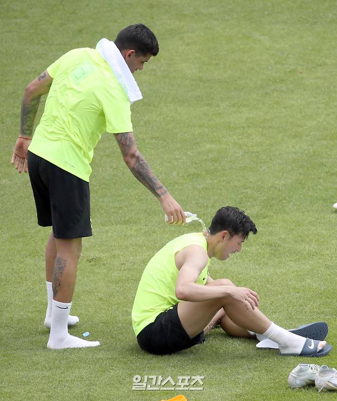 "잉글랜드 프로축구 프리미어리그(EPL) 토트넘이 15일 오전 서울 목동종합운동장에서 오픈 트레이닝을 했다. 훈련을 마친 손흥민이 팀 동료 로메로로부터 물세례를 받고있다 토트넘은 16일 오후 8시 수원월드컵경기장에서 세비야(스페인)와 대결한다. 목동종합운동장=정시종 기자 capa@edaily.co.kr /2022.07.15."