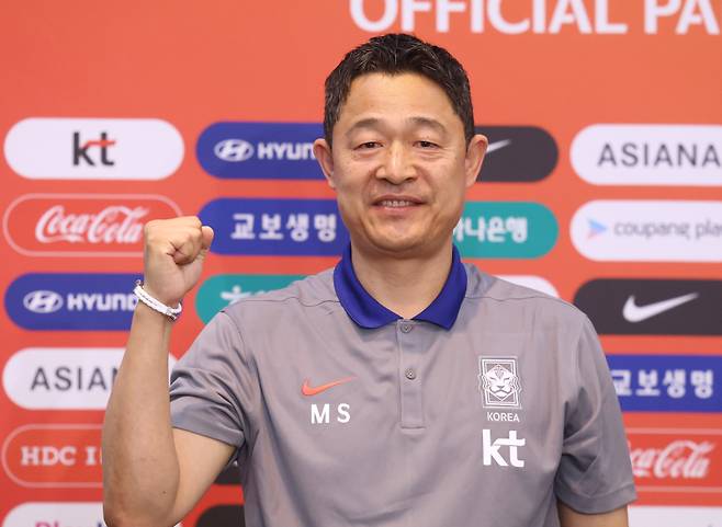 <yonhap photo-4024=""> 파이팅 포즈 취하는 이민성 U-22 축구대표팀 감독 (원주=연합뉴스) 양지웅 기자 = 이민성 대한민국 22세 이하(U-22) 축구대표팀 감독이 4일 강원 원주시 인터불고 호텔에서 열린 취임 기자회견에서 파이팅 포즈를 취하고 있다. 2025.6.4 yangdoo@yna.co.kr/2025-06-04 14:40:59/ <저작권자 ⓒ 1980-2025 ㈜연합뉴스. 무단 전재 재배포 금지, AI 학습 및 활용 금지></yonhap>