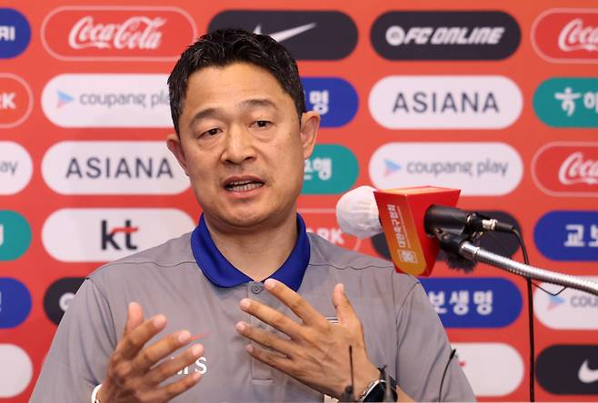 <yonhap photo-4005=""> 취임 소감 밝히는 이민성 U-22 축구대표팀 감독 (원주=연합뉴스) 양지웅 기자 = 이민성 대한민국 22세 이하(U-22) 축구대표팀 감독이 4일 강원 원주시 인터불고 호텔에서 열린 취임 기자회견에서 소감을 밝히고 있다. 2025.6.4 yangdoo@yna.co.kr/2025-06-04 14:39:29/ <저작권자 ⓒ 1980-2025 ㈜연합뉴스. 무단 전재 재배포 금지, AI 학습 및 활용 금지></yonhap>