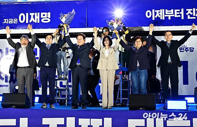 제21대 대통령 당선이 확실시 되는 이재명 더불어민주당 대선 후보가 4일 서울 여의도 국회 정문 앞에 마련된 개표방송 야외무대에서 김혜경 여사와 함께 인사를 하고 있다. [사진=곽영래 기자]