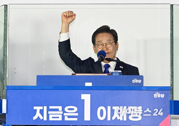 제21대 대통령 당선이 확실시 되는 이재명 더불어민주당 대선 후보가 4일 서울 여의도 국회 정문 앞에 마련된 개표방송 야외무대에서 연설을 하고 있다. [사진=곽영래 기자]