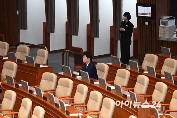 대통령(윤석열) 탄핵 소추안 표결에 앞서 국민의힘 107명의 의원들이 퇴장한 가운데 안철수 의원이 7일 오후 서울 여의도 국회에서 열린 제418회국회(정기회) 제17차 본회의에서 본회의장에 앉아 있다. [사진=곽영래 기자]