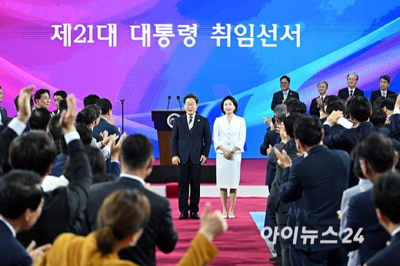 이재명 대통령과 김혜경 여사가 4일 서울 여의도 국회 의사당 중앙홀(로텐더홀)에서 제21대 대통령 취임선서에 참석하며 의원 및 내외빈들로부터 축하를 받고 있다. [사진=국회시잔취재단]