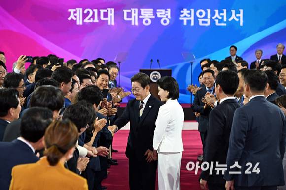 이재명 대통령과 김혜경 여사가 4일 서울 여의도 국회 의사당 중앙홀(로텐더홀)에서 제21대 대통령 취임선서에 참석하며 의원 및 내외빈들로부터 축하를 받고 있다. [사진=국회시잔취재단]