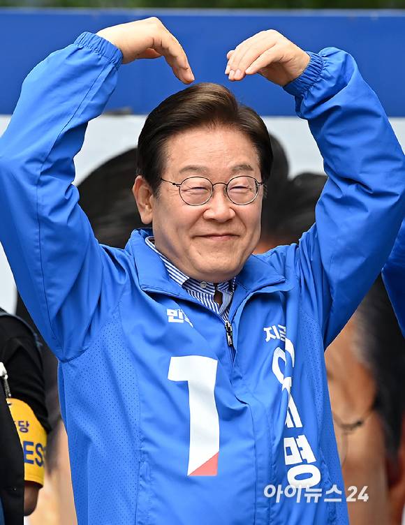 이재명 대통령(당시 더불어민주당 대선 후보)이 지난 2일 오후 경기도 성남시 야탑역 광장에서 열린 선거유세에서 지지를 호소하고 있다.[사진=곽영래 기자]