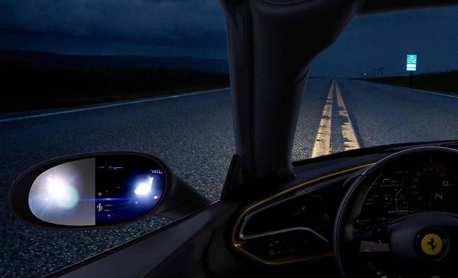 일렉트로크로믹 기술은 차량 사이드 미러, 룸미러 등에 많이 쓰인다 / 출처=페라리