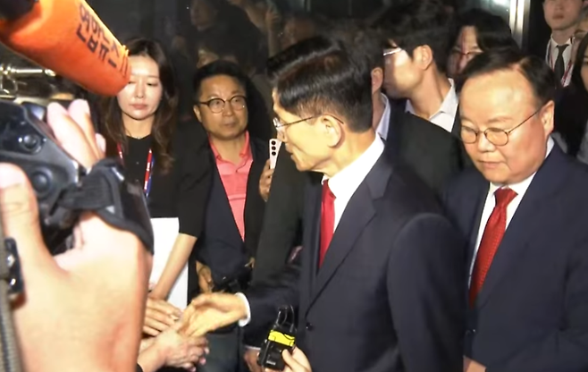 김문수 국민의힘 대선 후보가 패배 승복 선언 이후 당사 밖으로 나와 인사를 나누는 모습 (SBS 보도 갈무리)