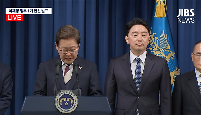 이재명 대통령과 강훈식(오른쪽) 대통령 비서실장 내정자