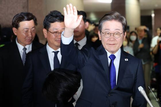 이재명 더불어민주당 대통령 후보가 3일 밤 당선이 확실시된 가운데 인천 계양구 자택을 나서고 있다. 2025.6.4/뉴스1