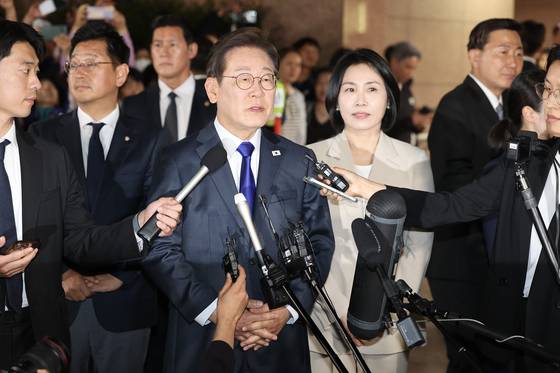 이재명 더불어민주당 대통령 후보가 3일 오후 방송사의 당선 확실 발표 후 인천 계양구 자택을 나와 기자들의 질문에 답하고 있다. 전민규 기자 / 20250603