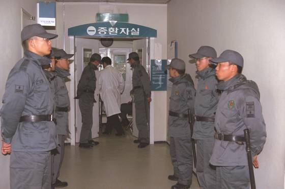 이한영씨가 피격 직후 후송 된 병원 모습. [중앙포토, BBC]