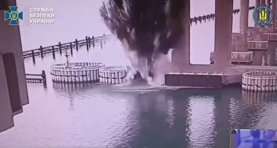 우크라이나 보안국이 3일 크림대교를 수중 폭파하는 영상을 공개했다. 우크라이나는 지난 1일 러시아 공군기지에 대한 대규모 드론 공격에 성공해 70억 달러(약 9조7000억원) 상당의 Tu-160, Tu- 95 등 전략폭격기 41대를 파괴했다고 밝혔다. [사진 우크라이나 보안국 엑스 캡처]