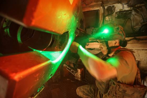 우크라이나 군인이 지난 2일 전선에서 팔라딘 자주곡사포 발사를 준비하는 장면. [로이터=연합뉴스]