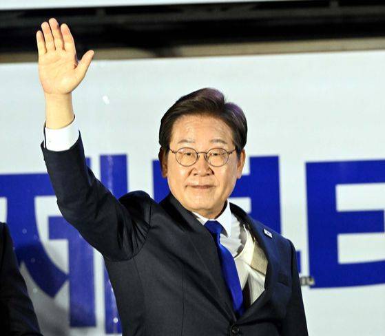 이재명 대통령 당선인이 4일 서울 여의도 국회 앞에 마련된 더불어민주당의 국민개표방송시청 현장에서 지지자들에게 감사 인사를 하고있다. 김성룡 기자