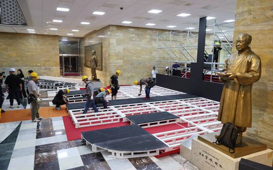 3일 서울 여의도 국회 로텐더홀에선 대통령 취임식 준비로 분주하다. [연합뉴스]