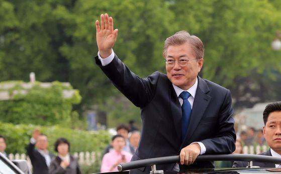 문재인 대통령이 2017년 5월 국회에서 취임선서식을 마친 뒤 청와대로 향하고 있다. 강정현 기자