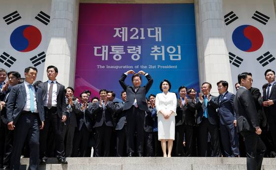 이재명 대통령이 4일 서울 여의도 국회 로텐더홀에서 열린 제21대 대통령 취임선서식을 마치고 잔디광장에 모인 시민들을 향해 하트를 만들어 보이고 있다. 연합뉴스