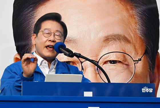 이재명 대통령은 지난 29일 서울 서초구 서울고속버스터미널 광장에서 열린 유세에서 '안정적인 부동산 정책'을 강조했다. 연합뉴스