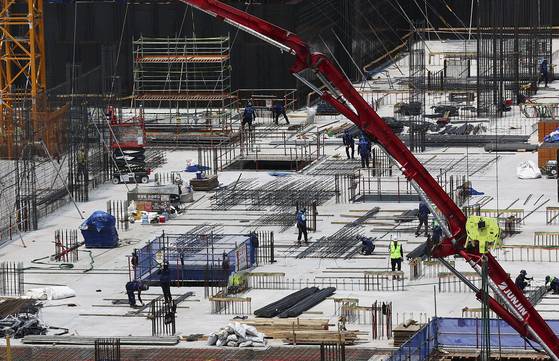 이재명 대통령은 대선 공약으로 '주택 공급'을 강조했다. 사진은 서울 시내의 대형 아파트 건설현장 모습. 뉴시스