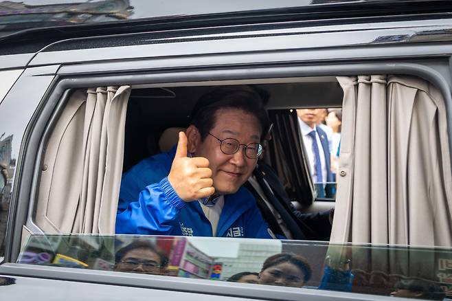 이재명 더불어민주당 대선 후보가 2일 경기 광명시 철산로데오 광장에서 유세를 마친 후 차량에 탑승해 인사를 하고 있다. 김성룡 기자