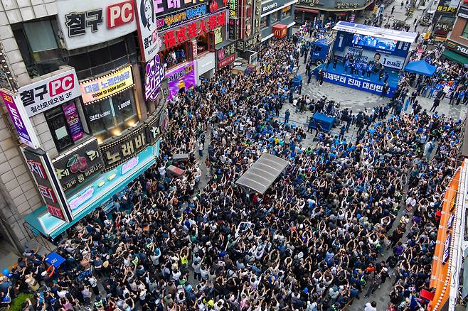 2일 경기 광명시 철산로데오 광장에서 이재명 더불어민주당 대선 후보의 유세가 열리고 있다. 김성룡 기자