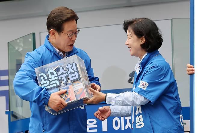 이재명 더불어민주당 대선 후보가 2일 경기도 하남시 신세계백화점 앞에서 선거 유세를 하고 있다. 김성룡 기자