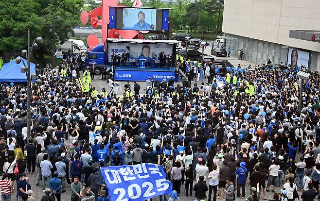 더불어민주당 이재명 대선 후보가 선거를 하루 앞둔 2일 경기도 스타필드 하남점 광장에서 열린 유세에서 유권자들이 더불어민주당 이재명 후보의 선거 연설을 듣고 있다. 김성룡 기자