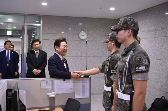 이재명 대통령이 4일 서울 용산구 합동참모본부 지휘통제실을 방문해 합참 장병들을 격려하고 있다. 국방부