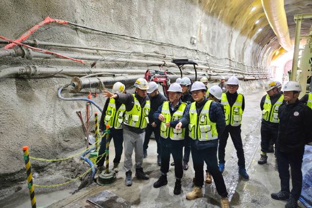 ▲ 이병선 속초시장은 지난해 11월 동서고속철 7공구 공사 현장을 시찰했다.