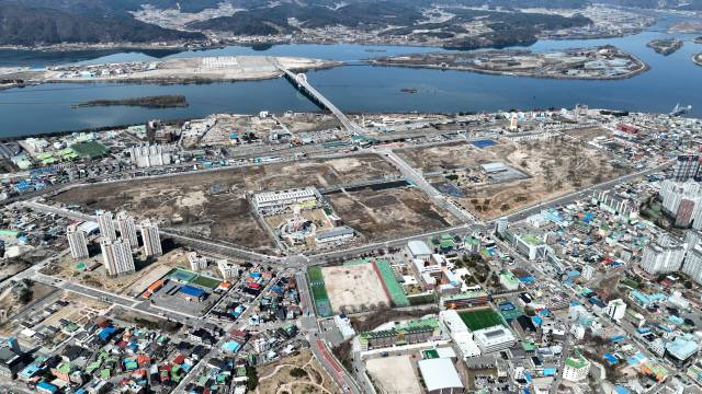 ▲ 민선 8기 춘천시는 캠프페이지 부지 12만㎡를 대상으로 도시재생혁신지구를 추진, 원도심 공동화 현상을 방지하고 청년층을 지역으로 유입하겠다는 계획이다. 2005년 반환 이후 방치돼 있는 캠프페이지 전경.