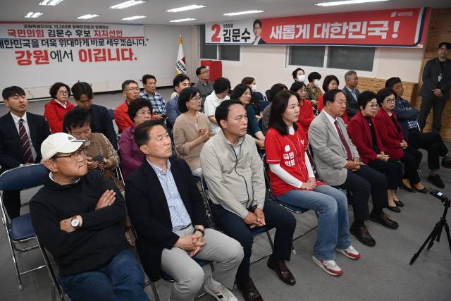 ▲ 국민의힘 강원도당에서 대통령선거 방송3사 출구조사가 발표되자 한기호 총괄선대위원장과 김혜란 공동선대위원장, 당원들이 실망한 표정으로 결과를 지켜보고 있다. 방도겸 기자